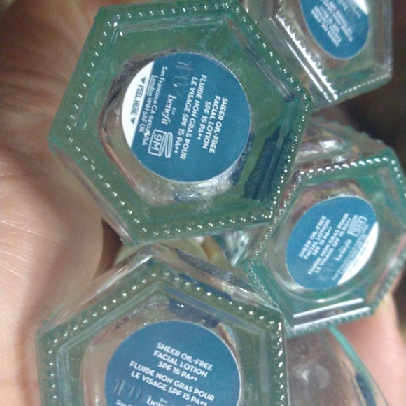 Benefit Triple Performing Facial Emulsion - Blue and Cream - Picture 11 of 12